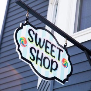 A sign that says " sweet shop ".